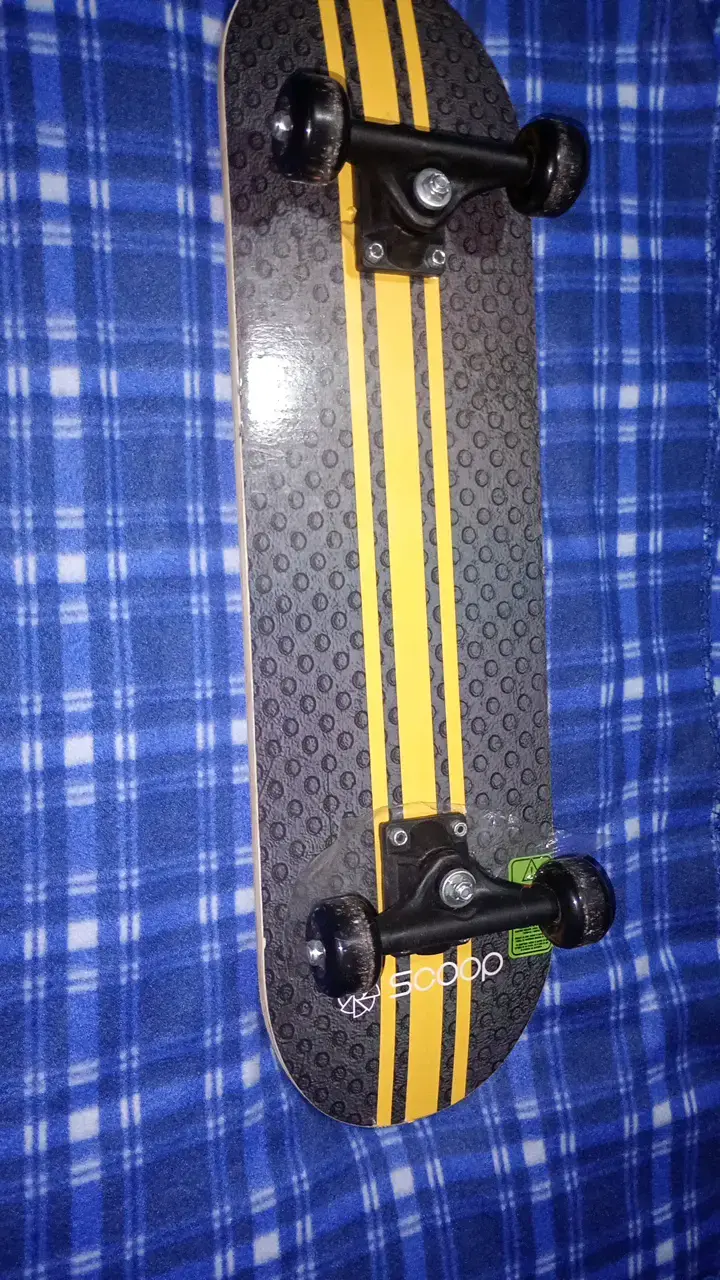 Skateboard con diseño de rayas amarillas - 2