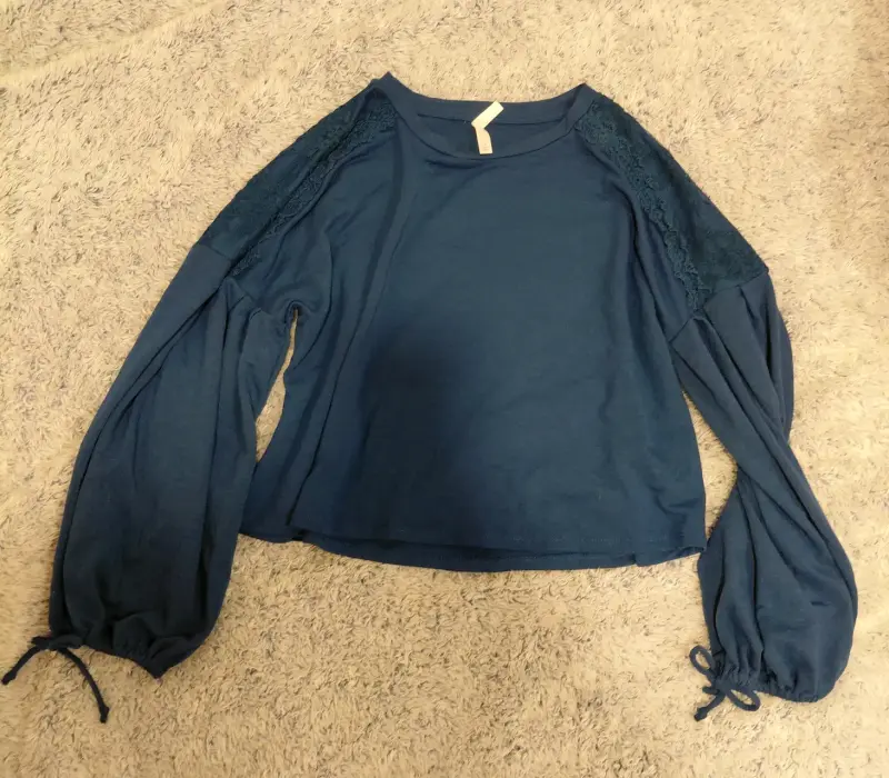 Blusa azul crop top con encaje en mangas