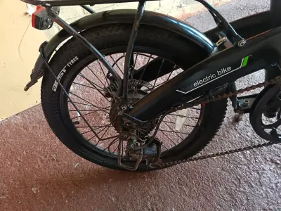 Bicicleta eléctrica plegable Wheele en buen estado - miniatura 2