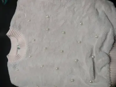 Suéter de felpa con perlas para mujer - miniatura 1