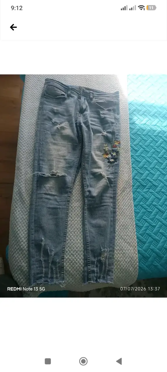 Jeans de Mujer con Diseño Desgastado y Bordado - 1