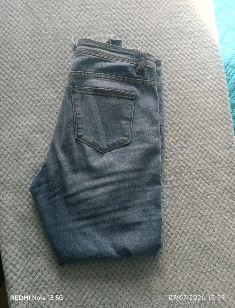 Jeans de Mujer con Diseño Desgastado y Bordado - 2