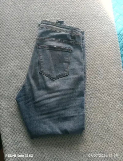Jeans de Mujer con Diseño Desgastado y Bordado - miniatura 2