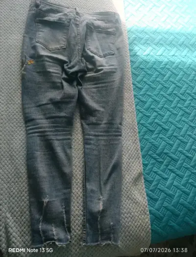 Jeans de Mujer con Diseño Desgastado y Bordado - miniatura 3
