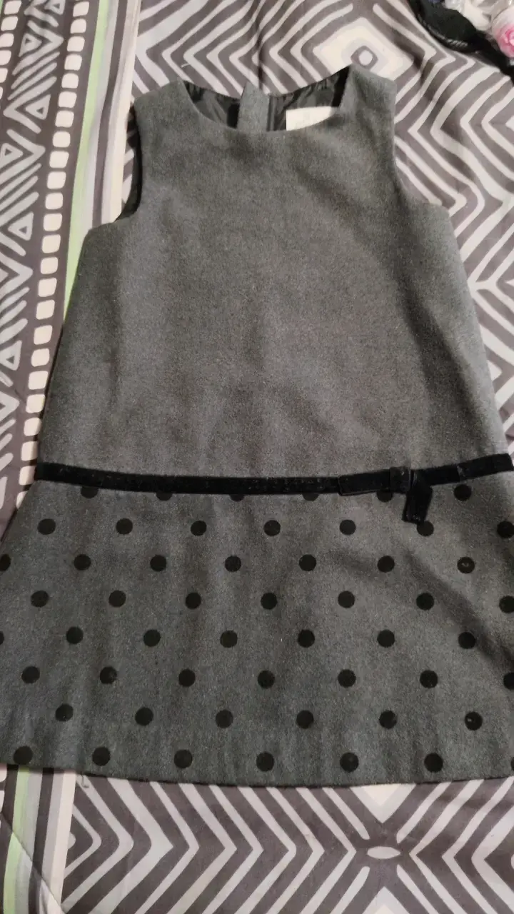 Vestido gris con lunares para niña