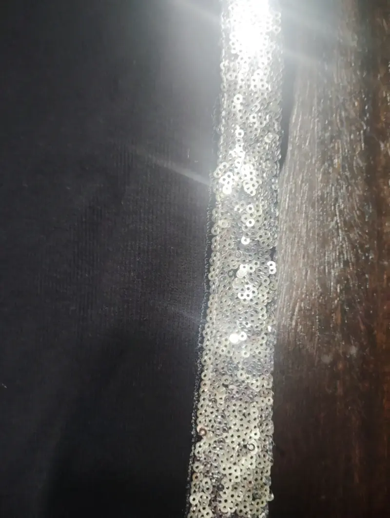 Polera negra con lentejuelas brillantes - 1