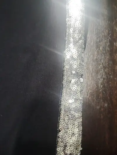 Polera negra con lentejuelas brillantes - miniatura 1