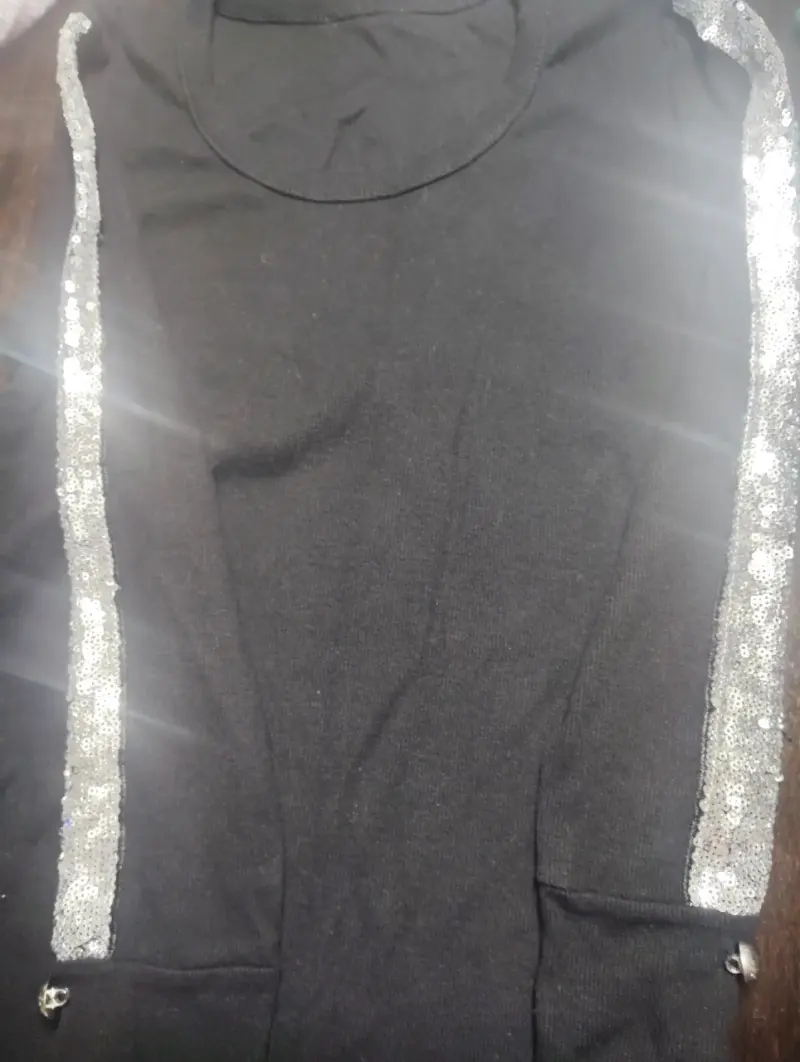 Polera negra con lentejuelas brillantes - 2