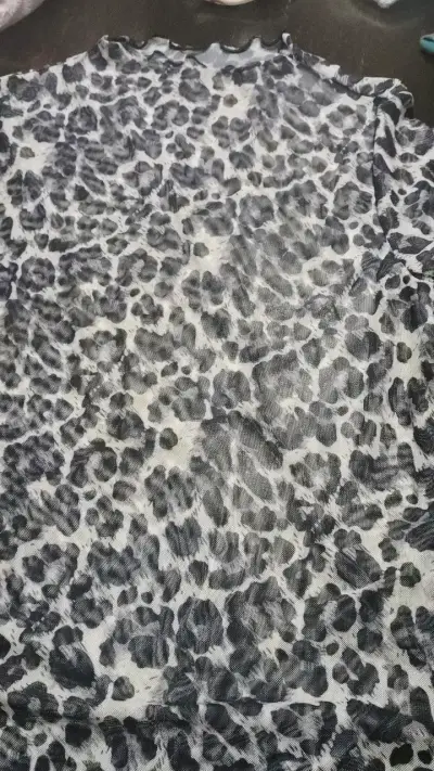 Blusa de mujer estampado animal print - miniatura 1