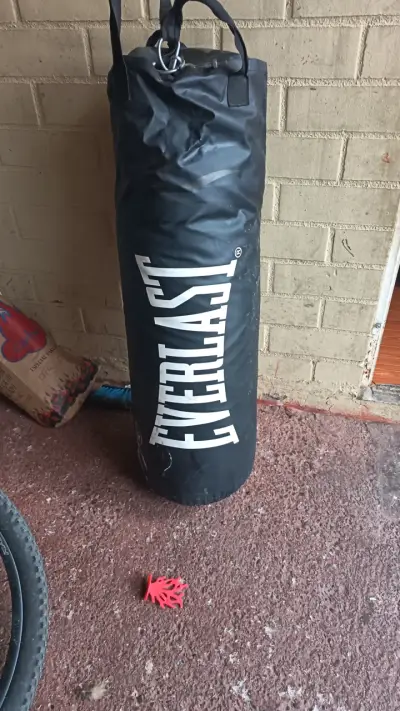 Saco de Boxeo Everlast Negro en Buen Estado - miniatura 1