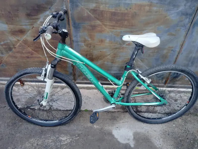Bicicleta Trek verde para montaña en buen estado - 1