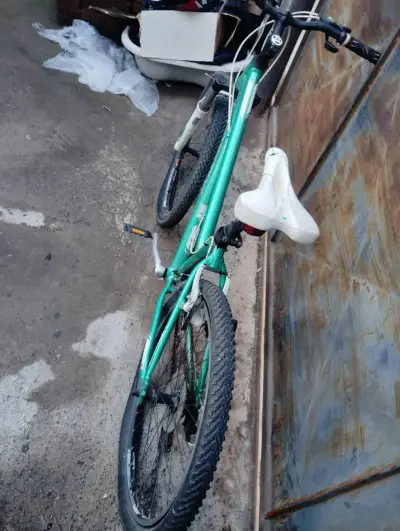 Bicicleta Trek verde para montaña en buen estado - miniatura 3