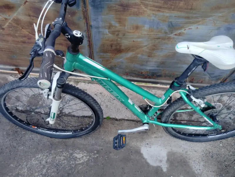 Bicicleta Trek verde para montaña en buen estado - 4