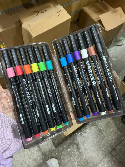 Set de 12 marcadores acrílicos de colores vibrantes - miniatura 1