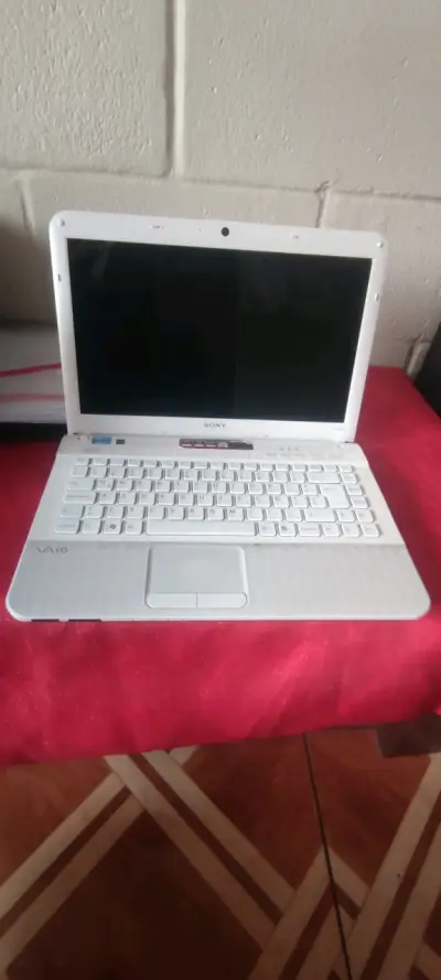 Laptop Sony Vaio blanca en buen estado - miniatura 1