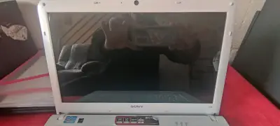 Laptop Sony Vaio blanca en buen estado - miniatura 2