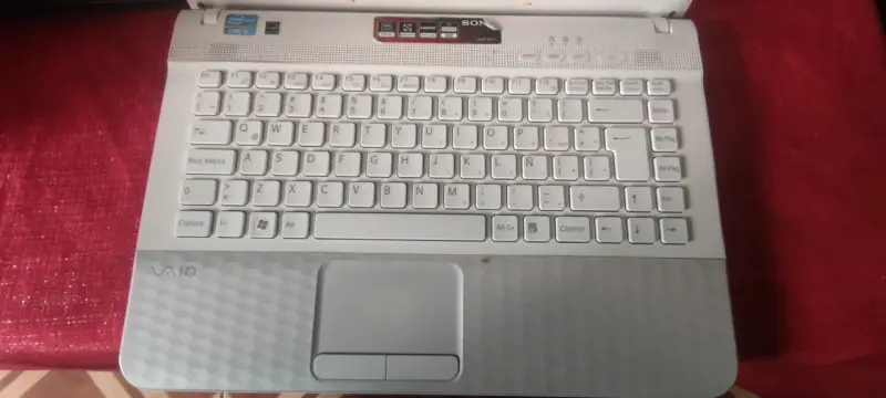 Laptop Sony Vaio blanca en buen estado - 3