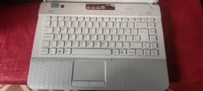 Laptop Sony Vaio blanca en buen estado - miniatura 3