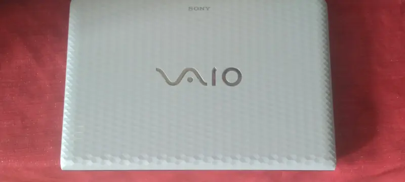 Laptop Sony Vaio blanca en buen estado - 4