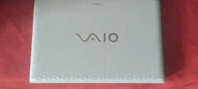 Laptop Sony Vaio blanca en buen estado - miniatura 4
