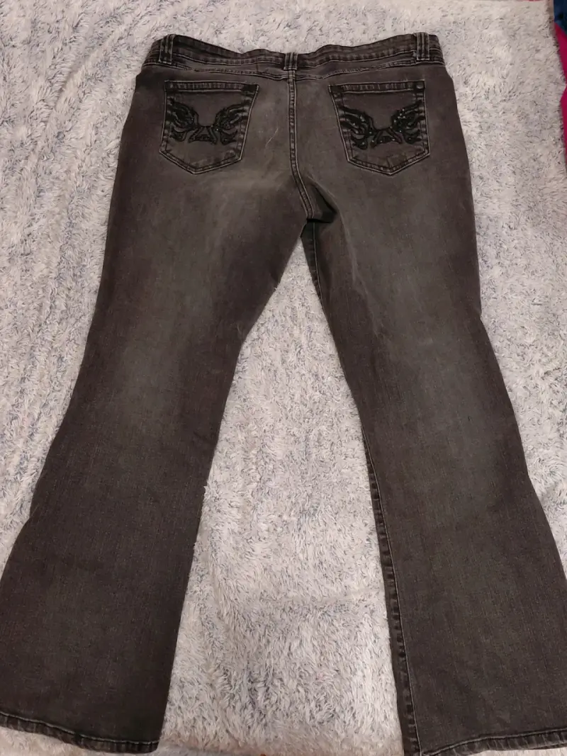 Jeans gris oscuro con diseño de alas en bolsillos