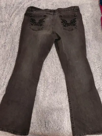 Jeans gris oscuro con diseño de alas en bolsillos - miniatura 1