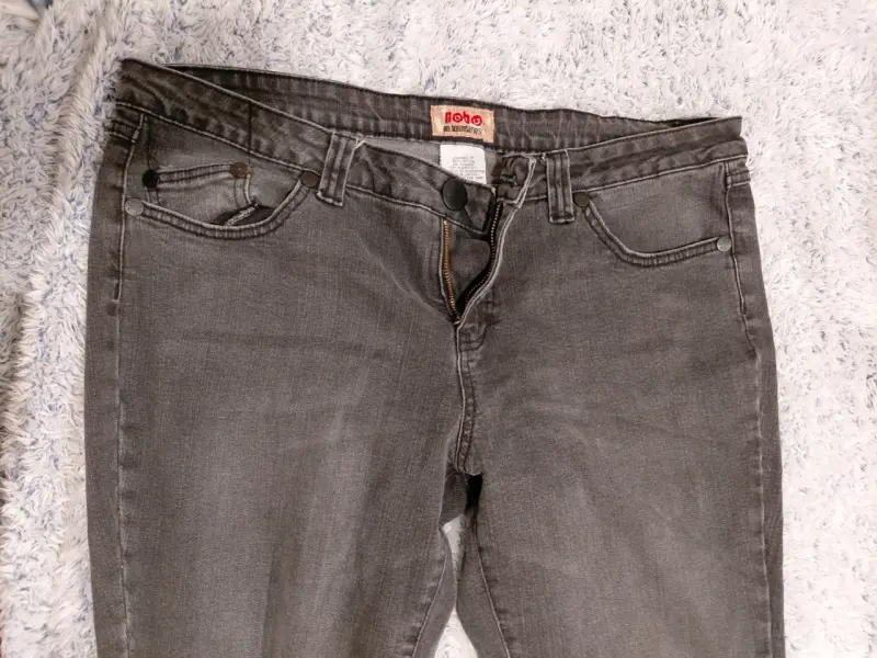 Jeans gris oscuro con diseño de alas en bolsillos - 2