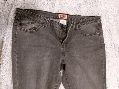 Jeans gris oscuro con diseño de alas en bolsillos - miniatura 2