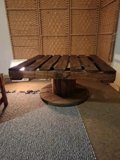 Mesa de centro rústica de madera reciclada - miniatura 1