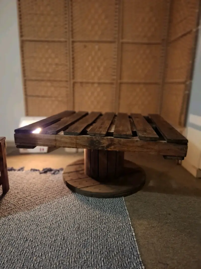 Mesa de centro rústica de madera reciclada - 2