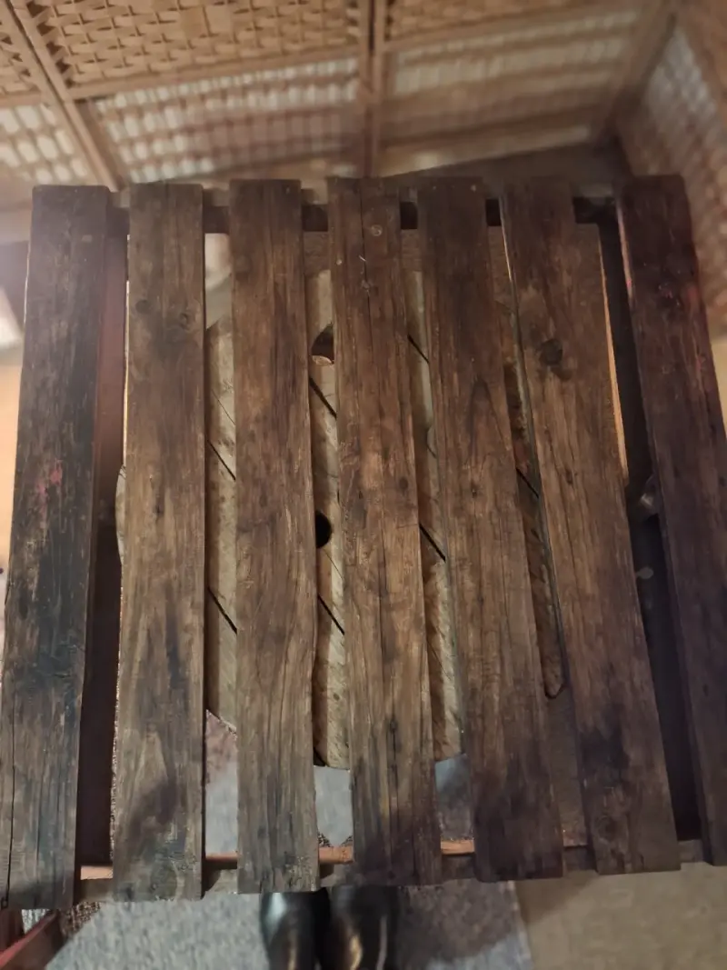 Mesa de centro rústica de madera reciclada - 5