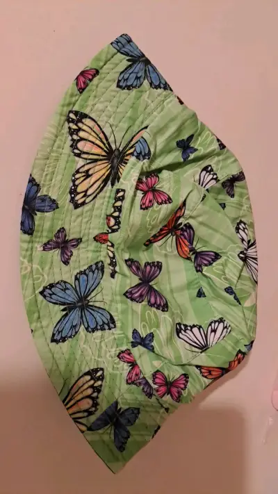 Sombrero reversible con diseño de mariposas - miniatura 1