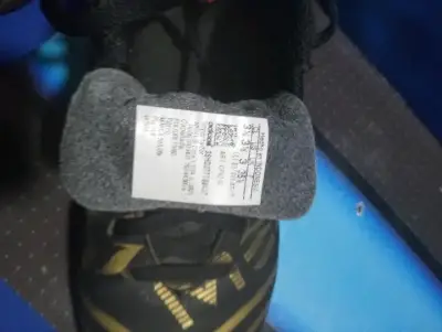 Zapatillas de fútbol Adidas Messi negras y doradas - miniatura 1