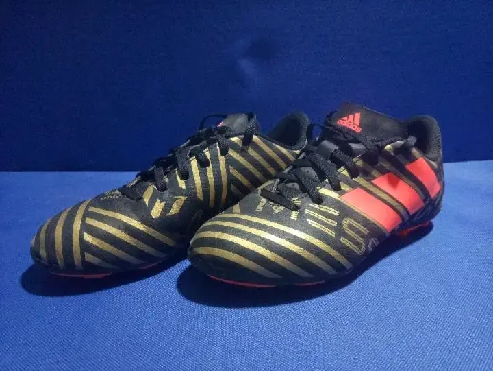 Zapatillas de fútbol Adidas Messi negras y doradas - 3