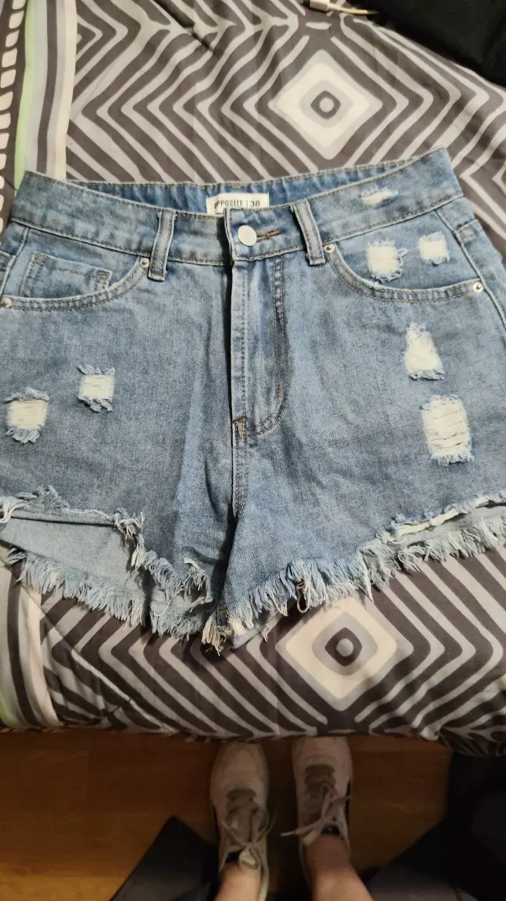Shorts de mezclilla desgastados para mujer - 1
