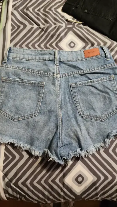 Shorts de mezclilla desgastados para mujer - miniatura 2
