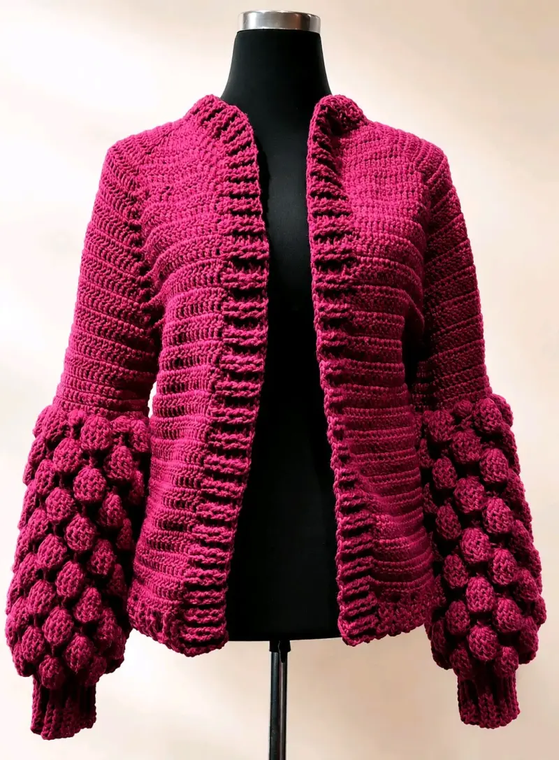 Cardigan tejido a crochet color burdeos