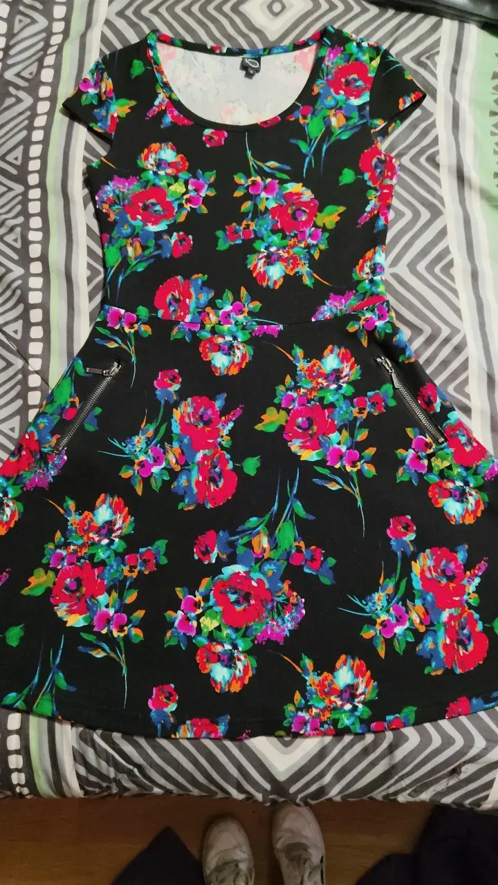 Vestido floral negro con colores vibrantes