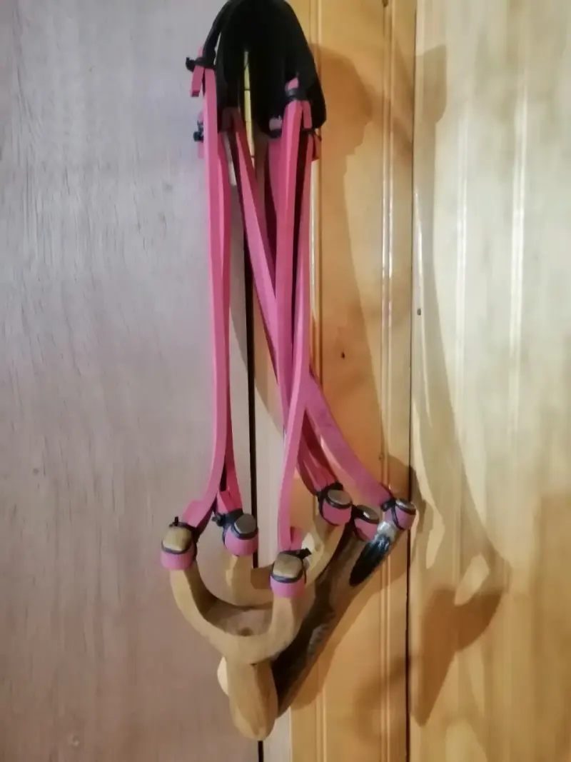 Resortera de madera con bandas elásticas