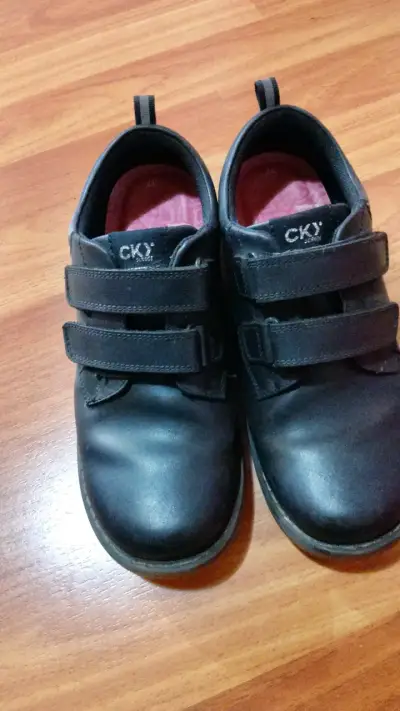 Zapatos escolares negros CKY con velcro - miniatura 1