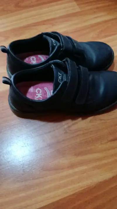 Zapatos escolares negros CKY con velcro - miniatura 2