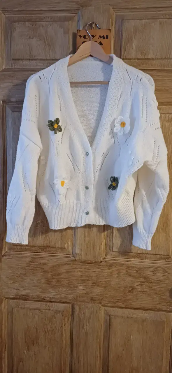 Cárdigan blanco con flores bordadas