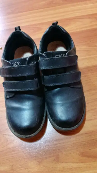 Zapatos escolares negros con velcro para niños - miniatura 1