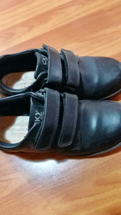 Zapatos escolares negros con velcro para niños - miniatura 2