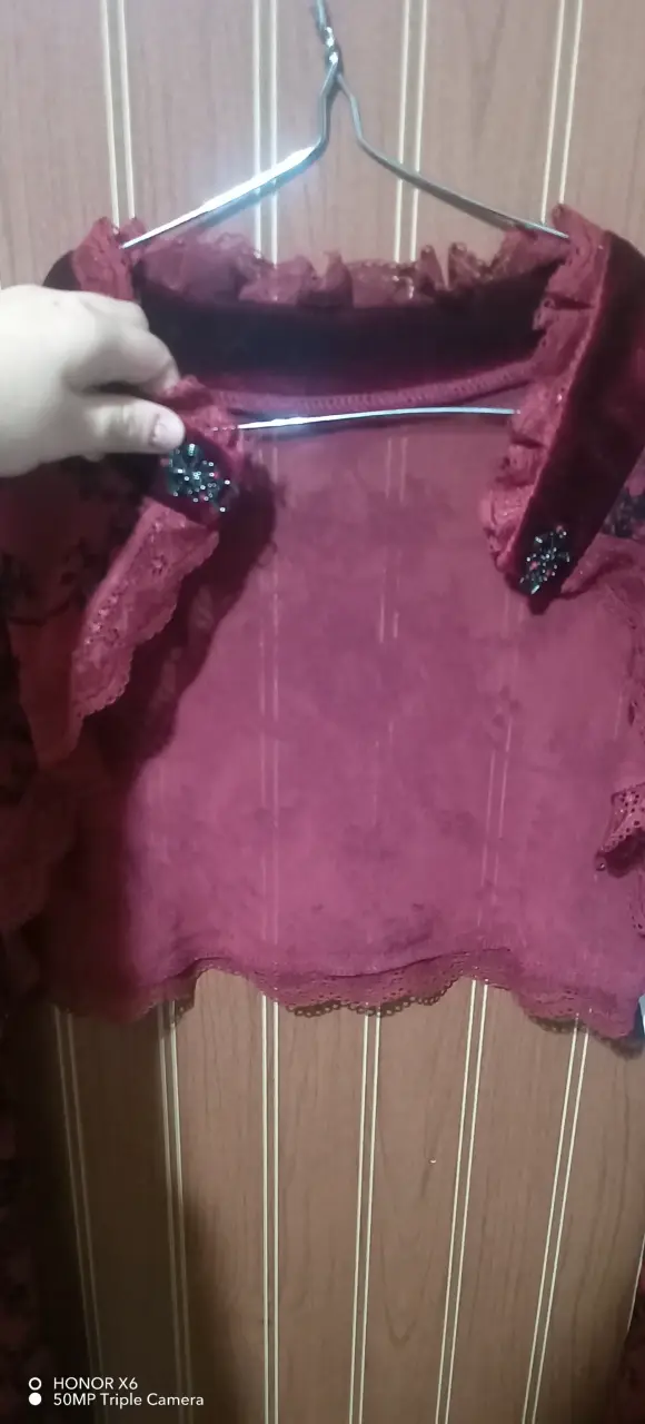 Blusa gotica de encaje burdeos con mangas largas - 2