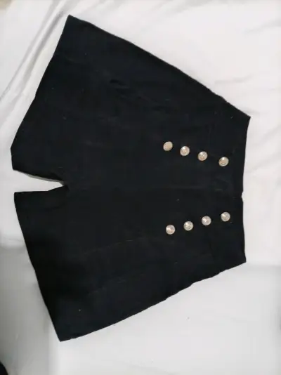 Shorts negros con botones decorativos - miniatura 1