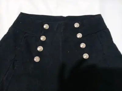 Shorts negros con botones decorativos - miniatura 2