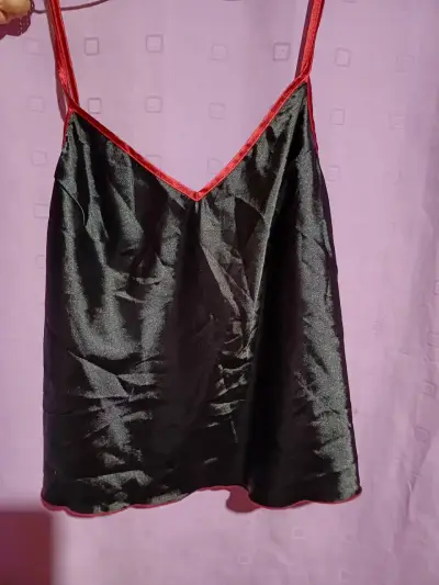 Blusa de satén rosa, rojo y negro - miniatura 2