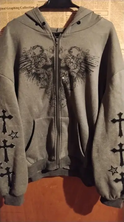 Polerón gris con diseño de alas y cruces - miniatura 1