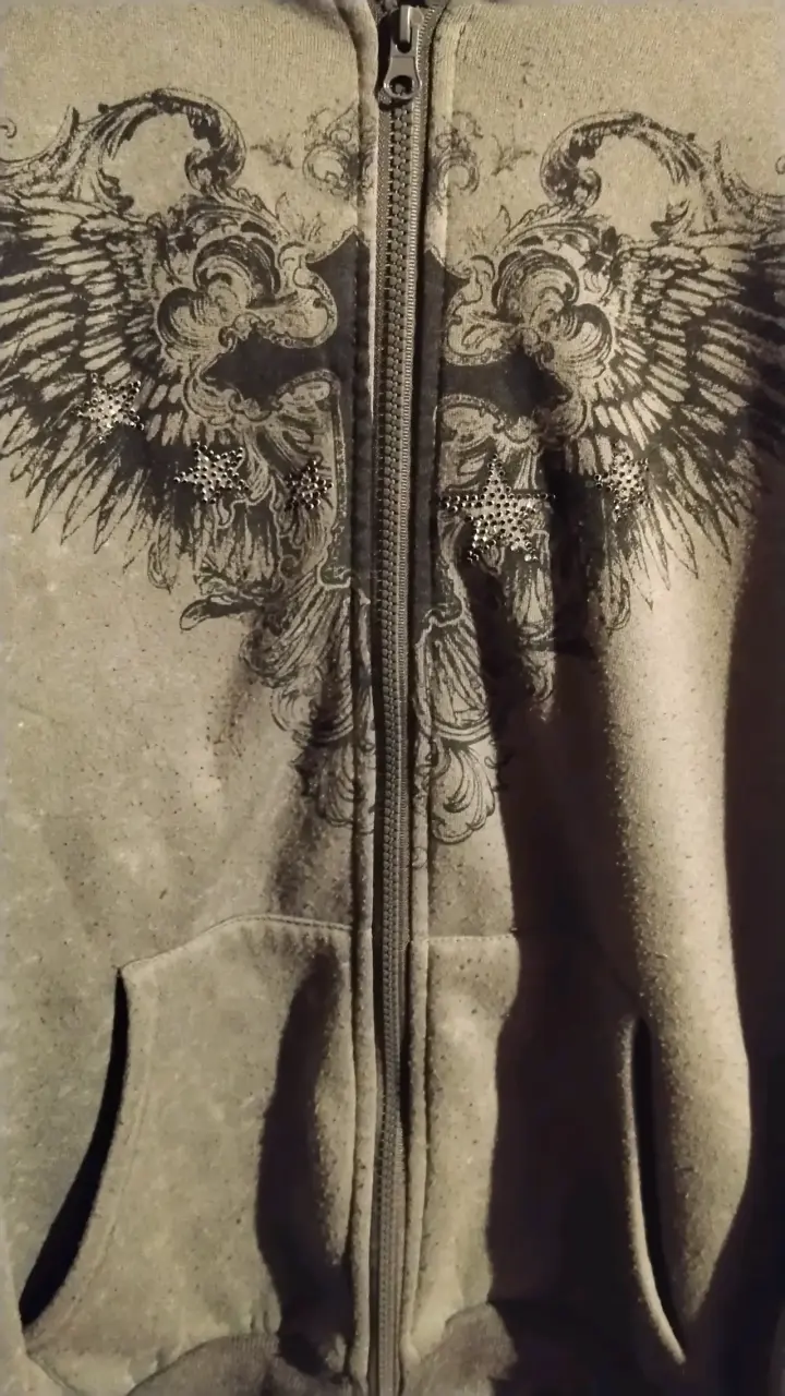 Polerón gris con diseño de alas y cruces - 2